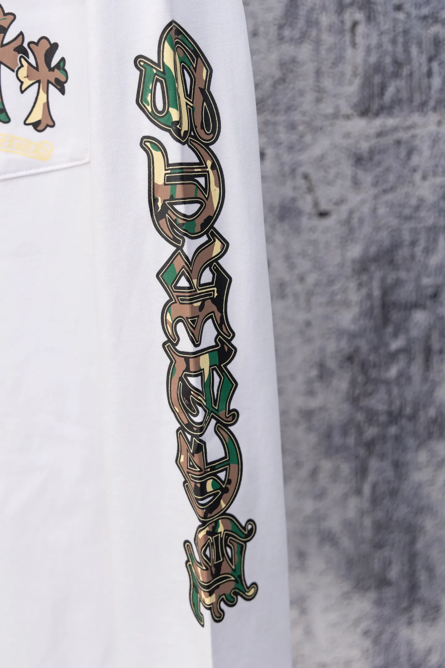 P190 Chrome Hearts CH Chrome Hearts Arm Camouflage Letters Large Logo Pocket Long Sleeve T-shirt Made of 300 grams of pure cotton fabric Threads are encrypted in the same color as the cylinder. The color is the same. Buy with confidence. The workmanship details are to the extreme, different from ordinary products in the market. White ink direct-jet printing high-temperature technology. Large factory flow workmanship. Double-line hemming production. Machine washable. High temperature resistance. Imported pigments will not fall off. Color: black white. Size: S—